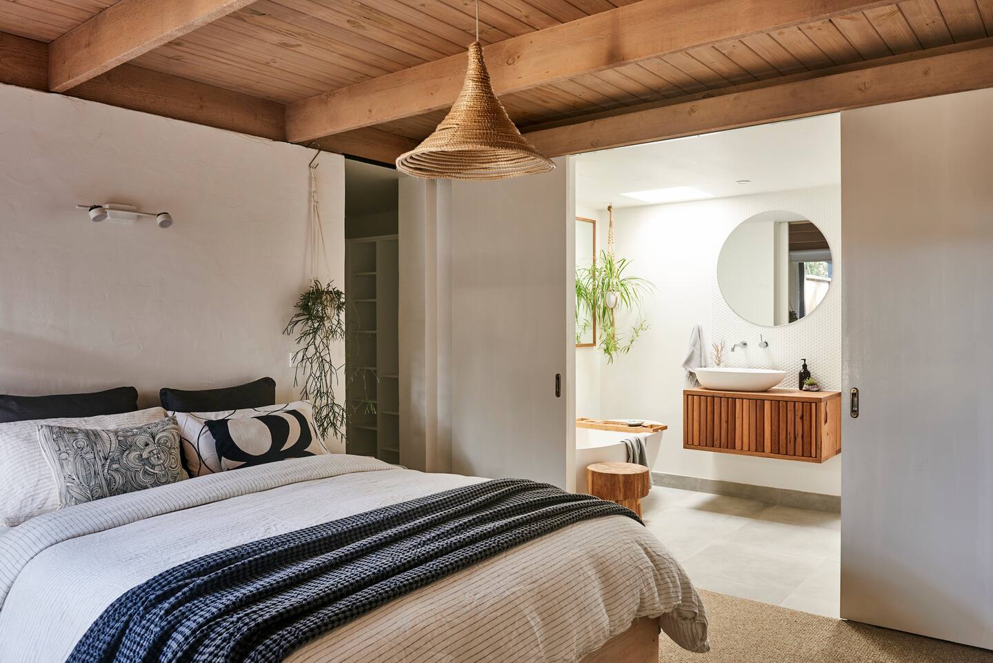 chambre plafond bois 100 Steps Beach House Australie chambre plafond bois 100 Steps Beach House Australie