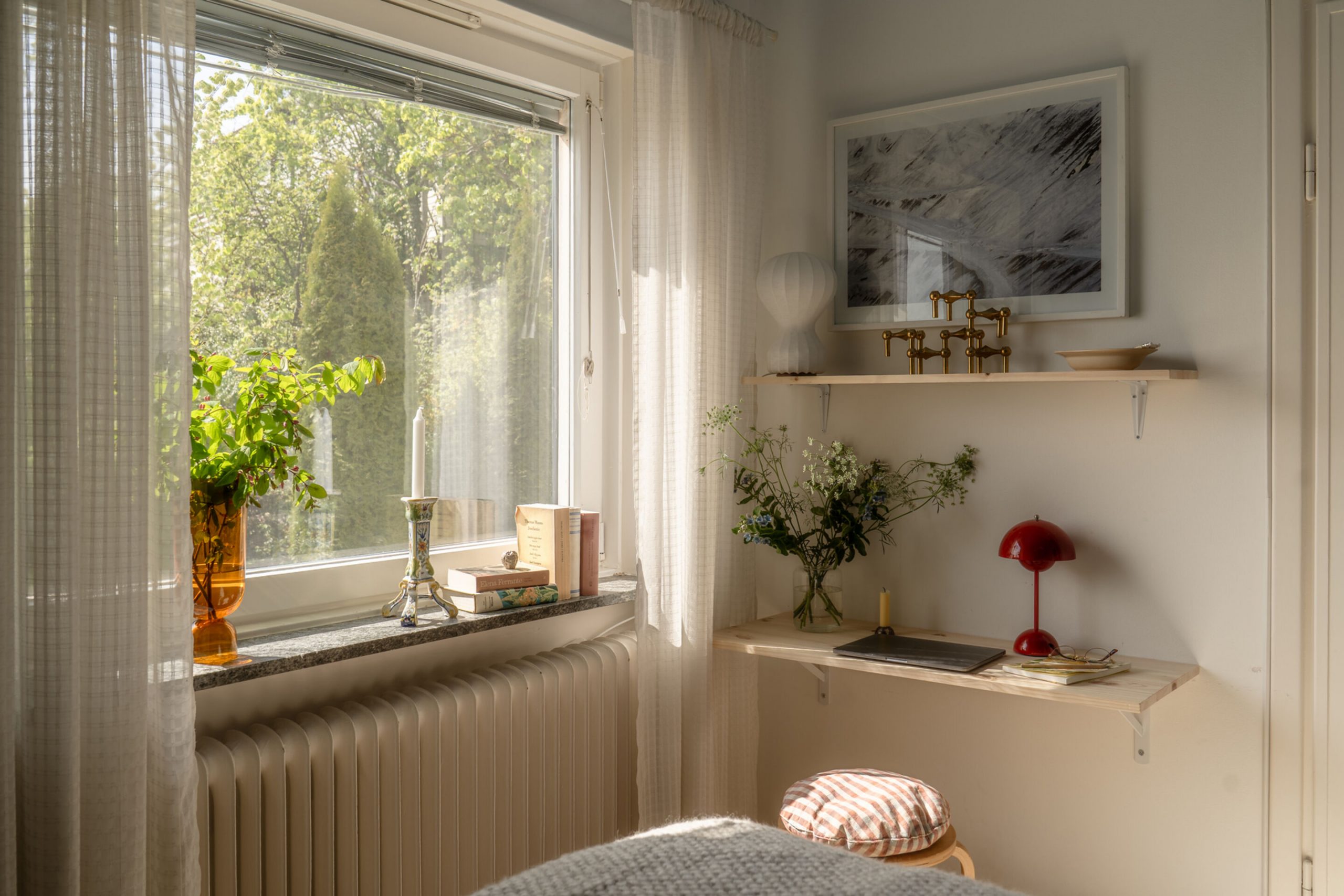 chambre murs blancs et plafond bleu