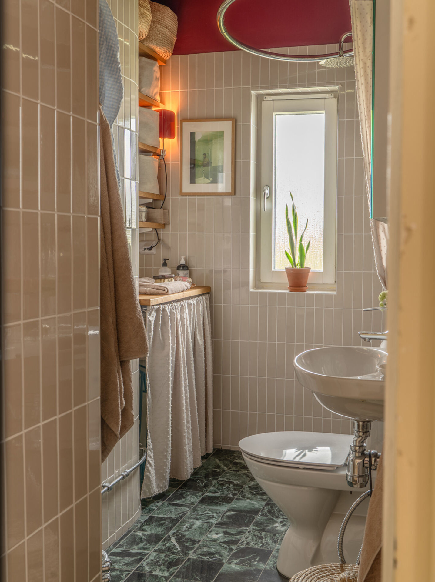 salle de bain beige plafond rouge