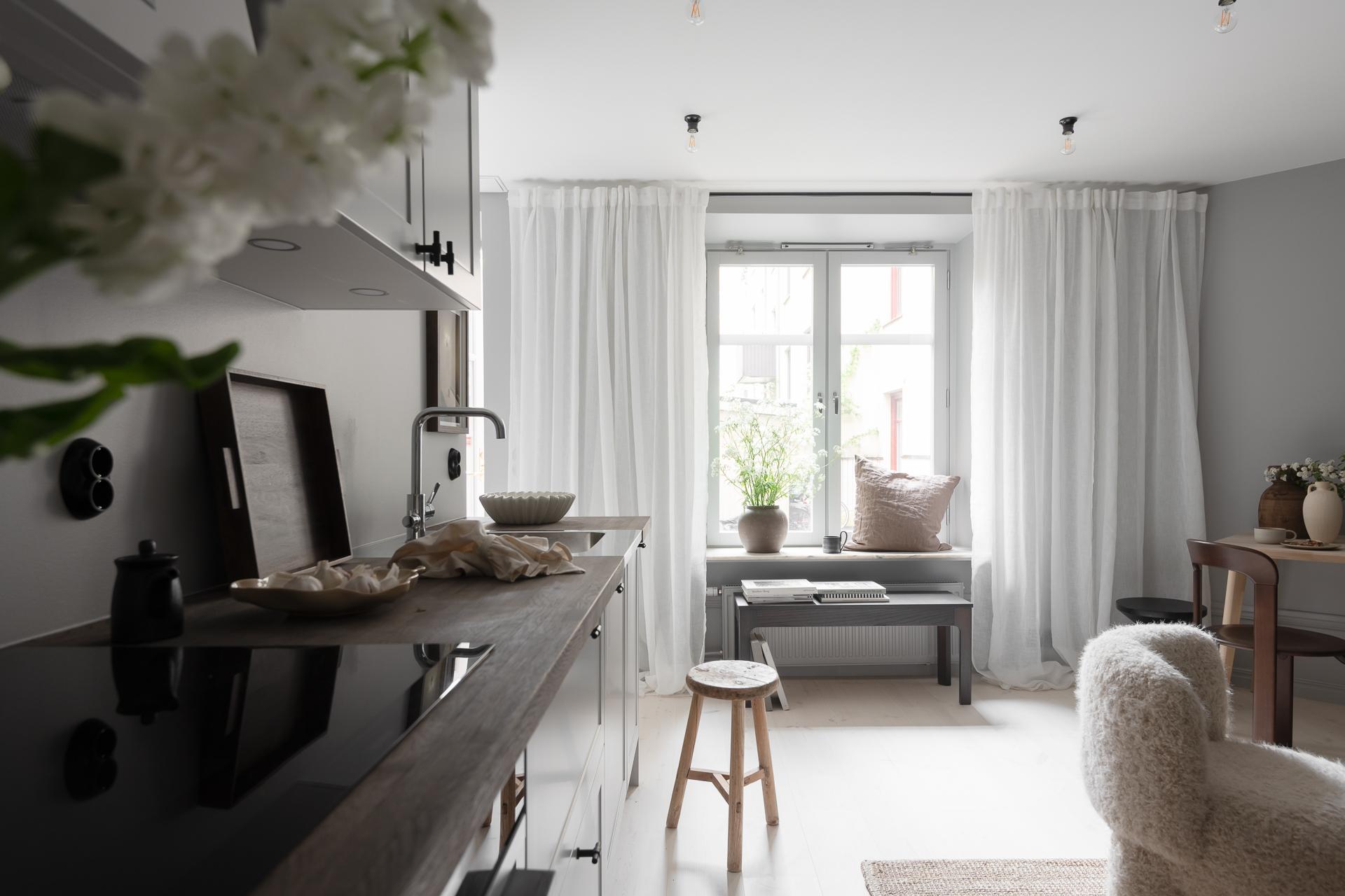 cuisine ouverte et salon deux-pièces 44m2 décoration scandinave murs gris