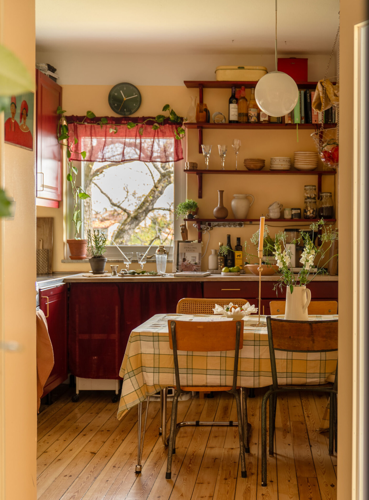 cuisine murs jaunes mobilier bordeaux décoration vintage