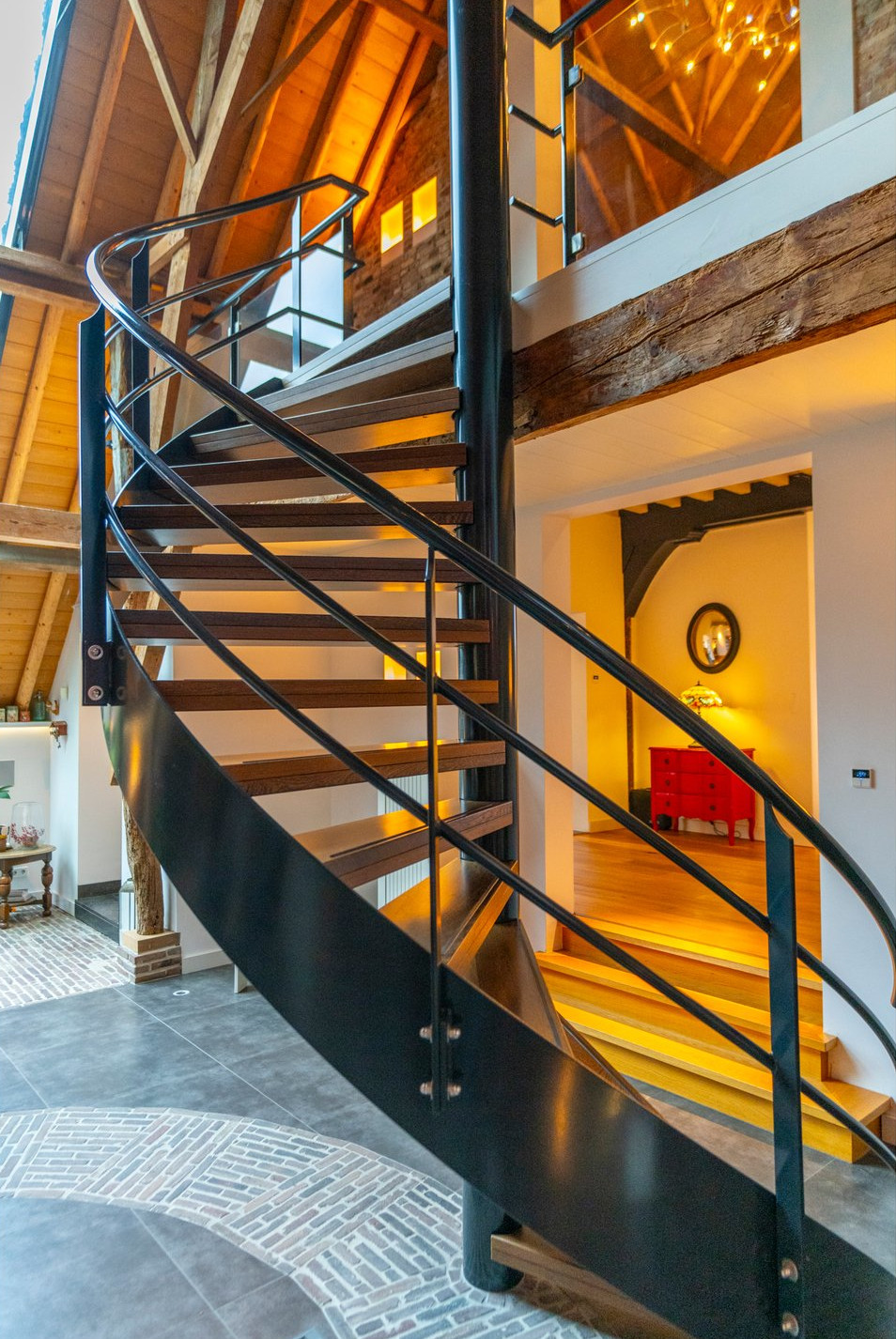 escalier hélicoïdal en acier noir et bois design escalier hélicoïdal en acier noir et bois design