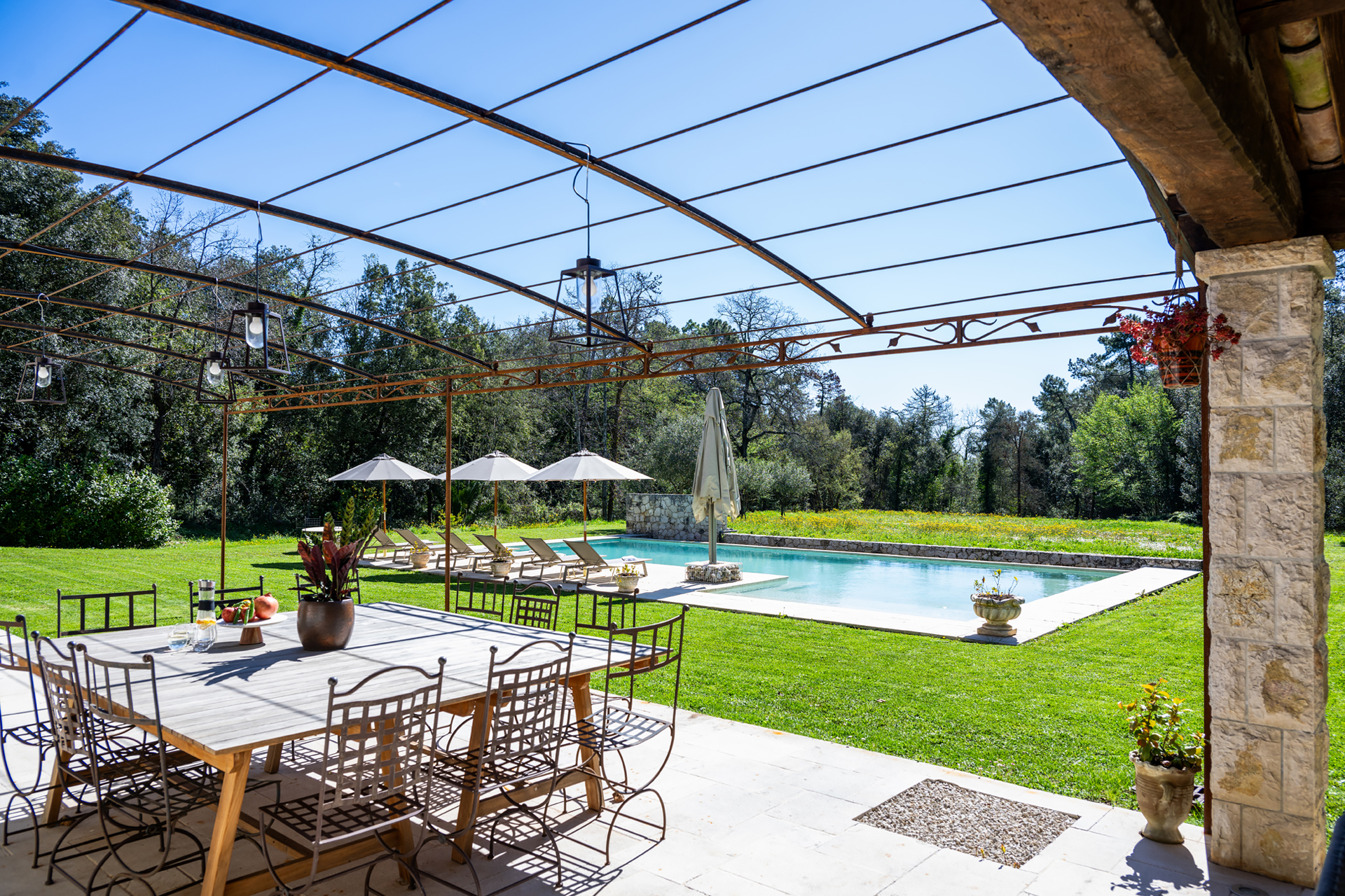 salle à manger extérieure avec pergola métal provençale salle à manger extérieure avec pergola métal provençale