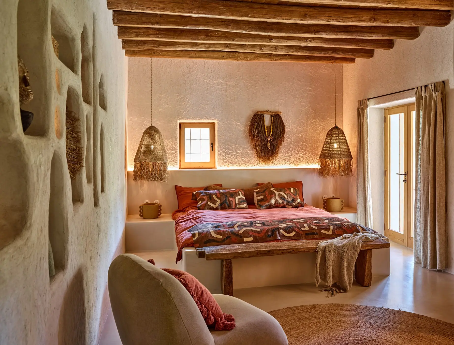 chambre avec poutres maison en pierres avec piscine rénovée Ibiza