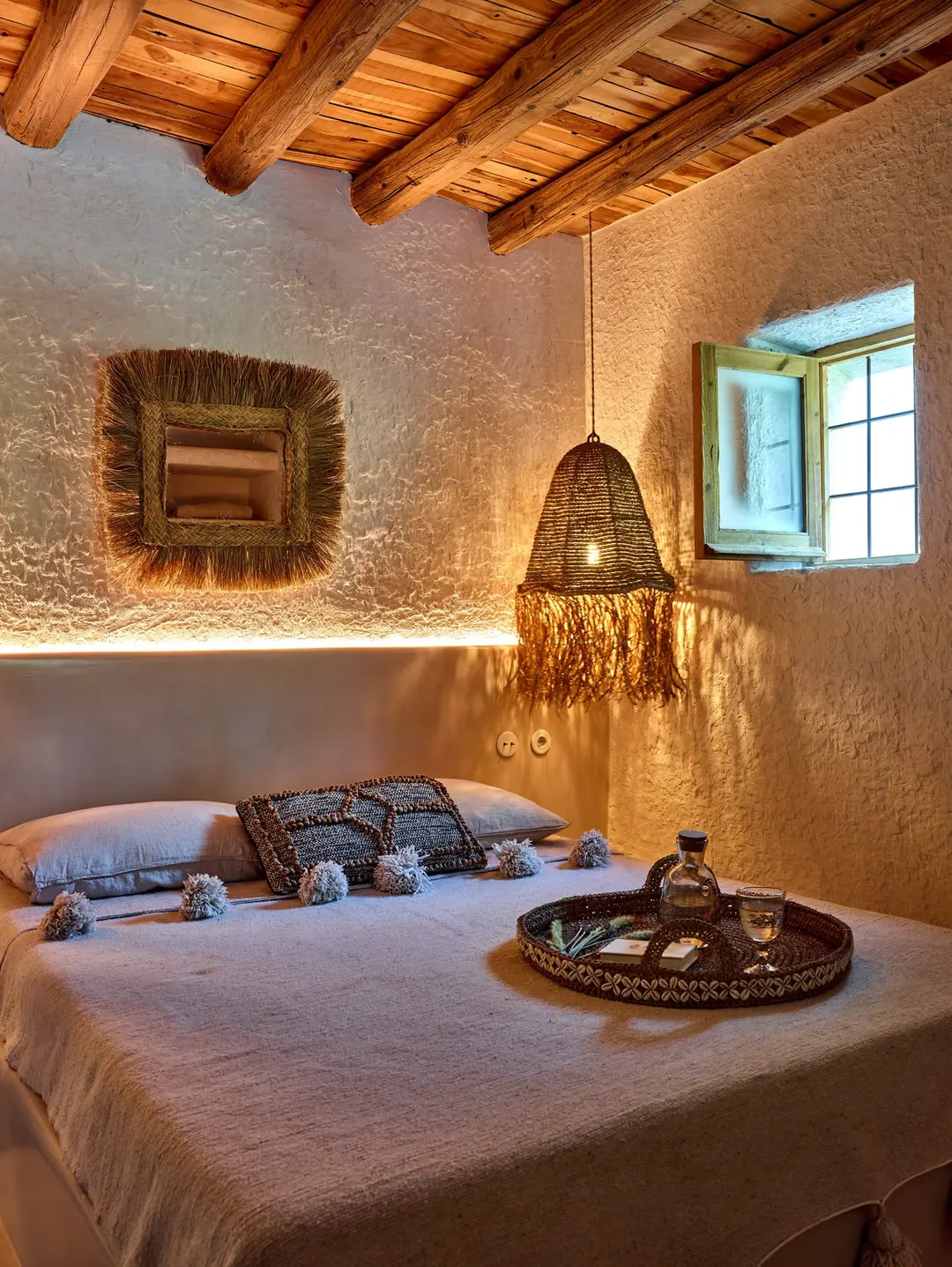 chambre avec poutres maison en pierres avec piscine rénovée Ibiza