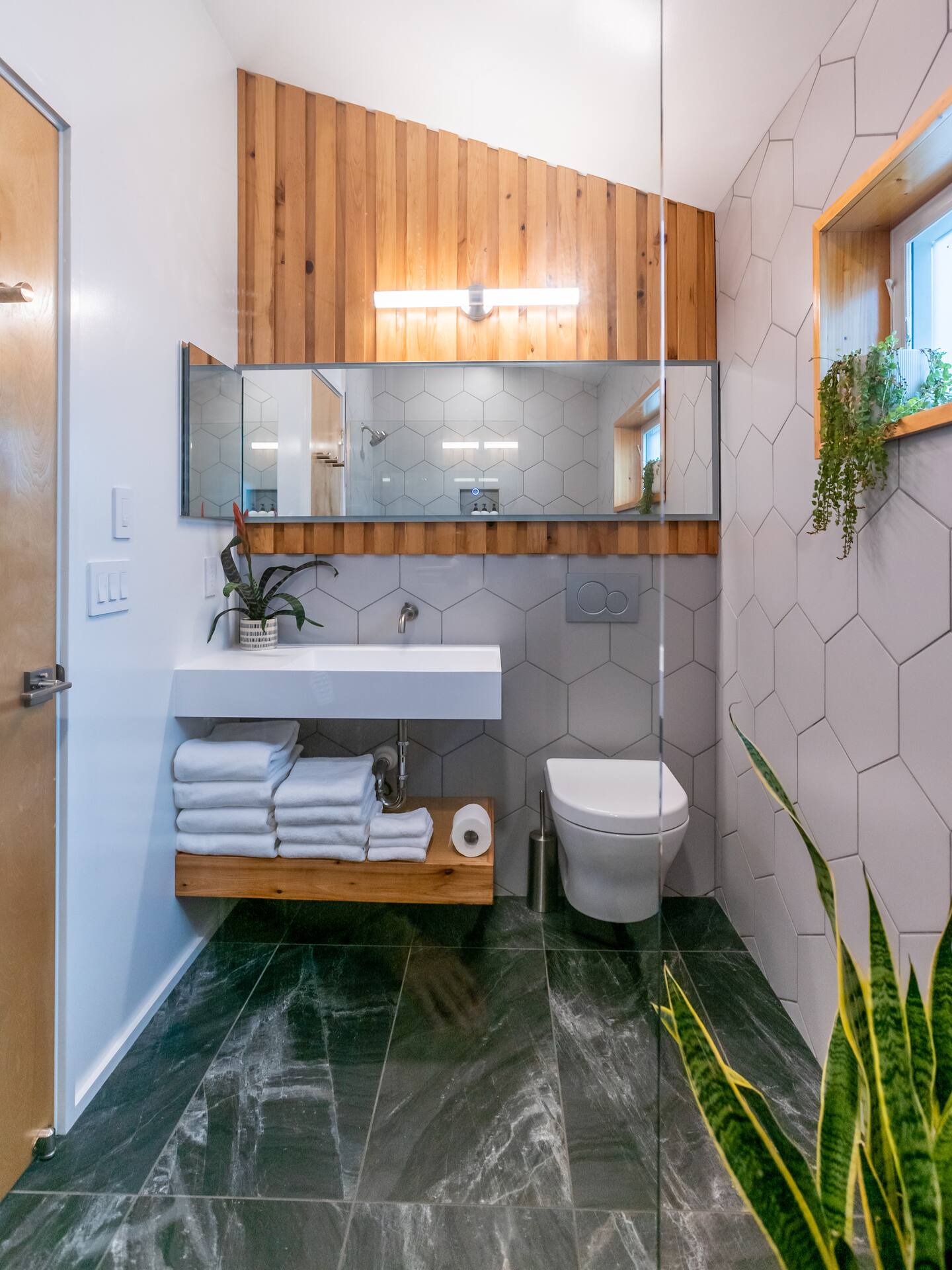 salle de bain bois et gris Wedge House salle de bain bois et gris Wedge House