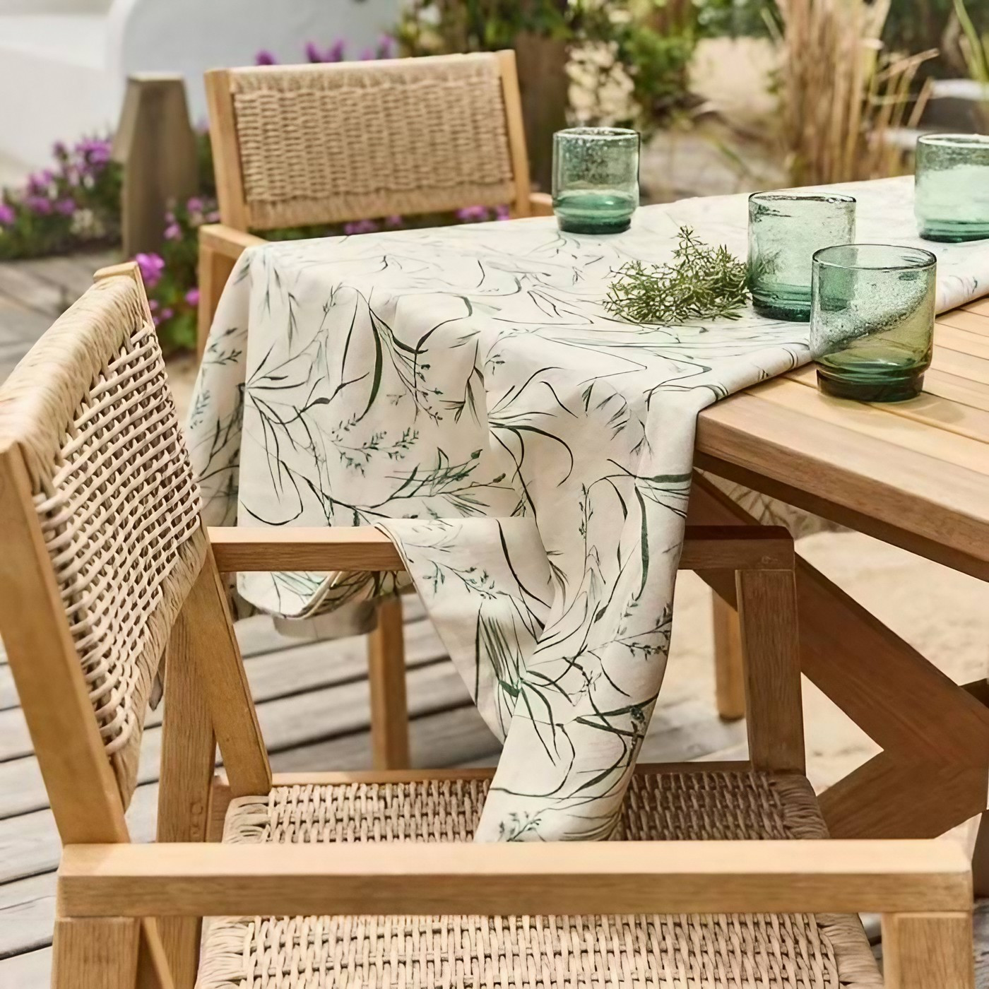 table bois et fauteuil jardin nouvelle collection Alinea Comporta