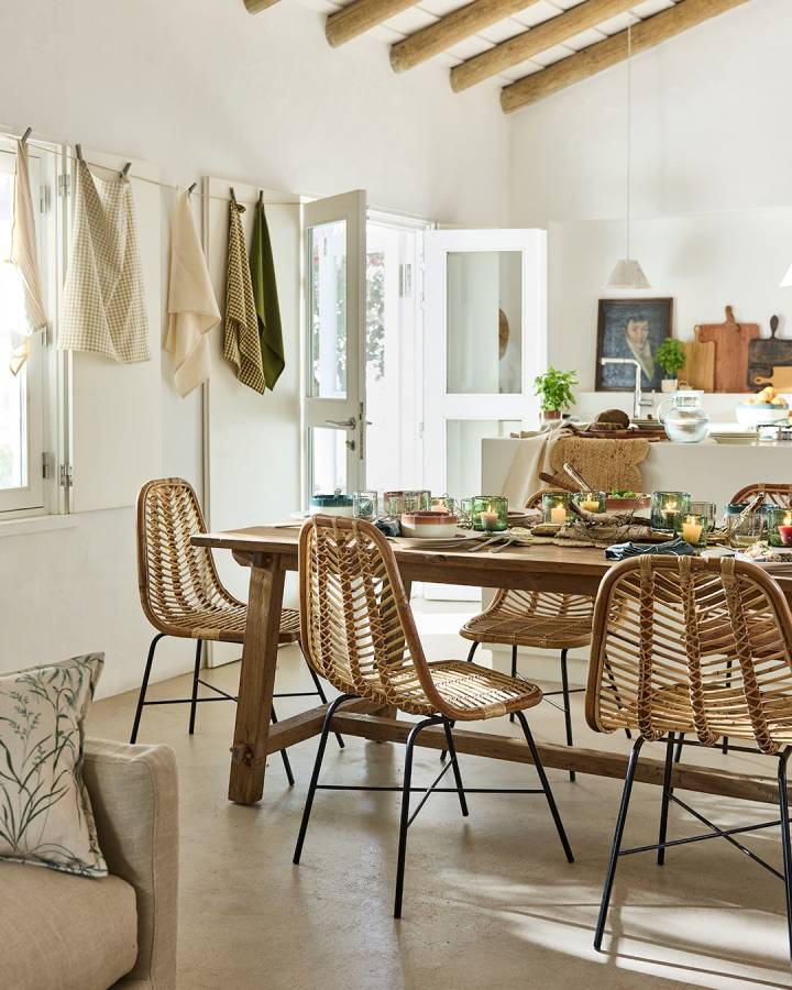salle à manger avec poutres décoration naturelle