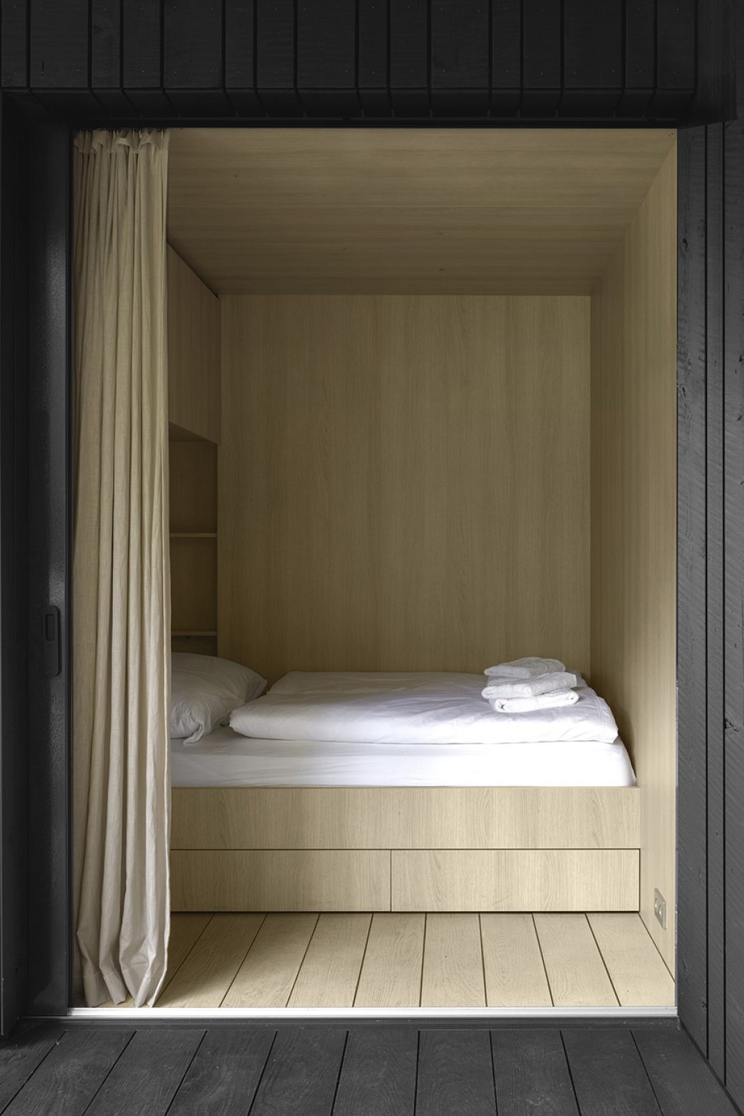 chambre alcôve fermée par rideau petite maison Câpsula par i29 Architects chambre alcôve fermée par rideau petite maison Câpsula par i29 Architects