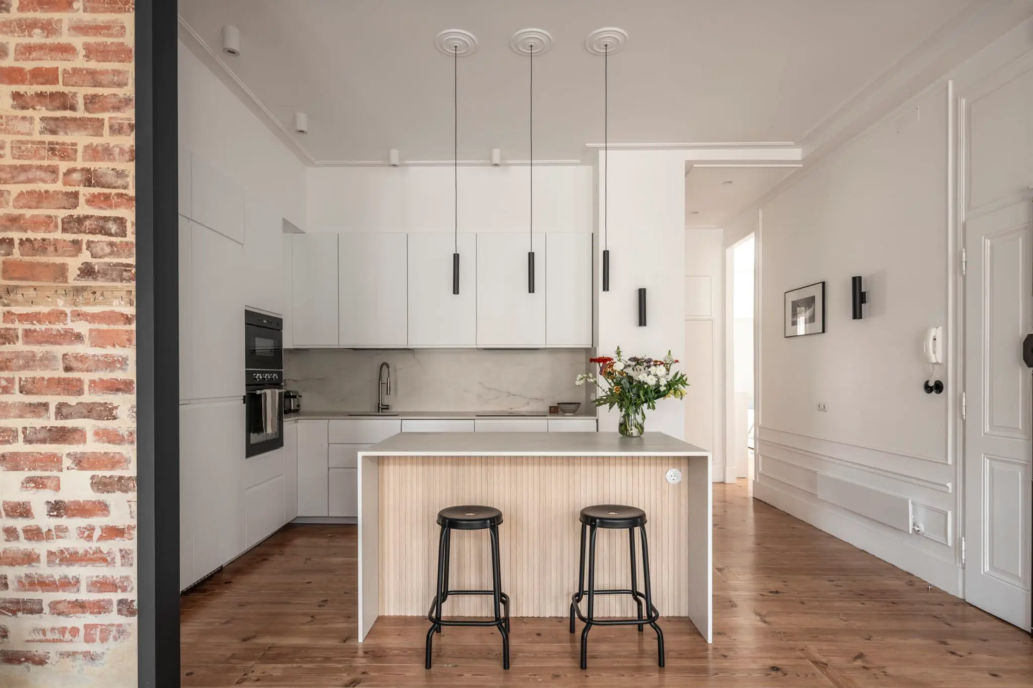 cuisine avec briques et moulures décoration design appartement rénové