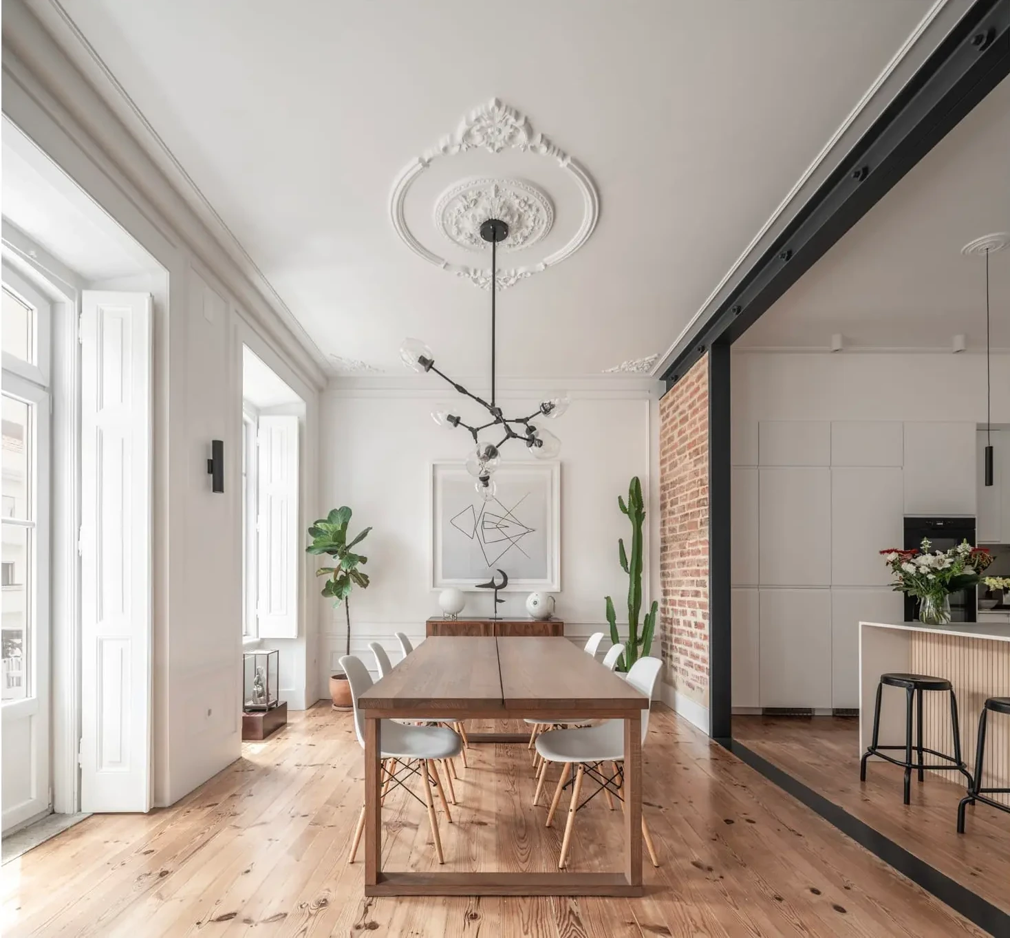 salle à manger avec briques et moulures décoration design appartement rénové