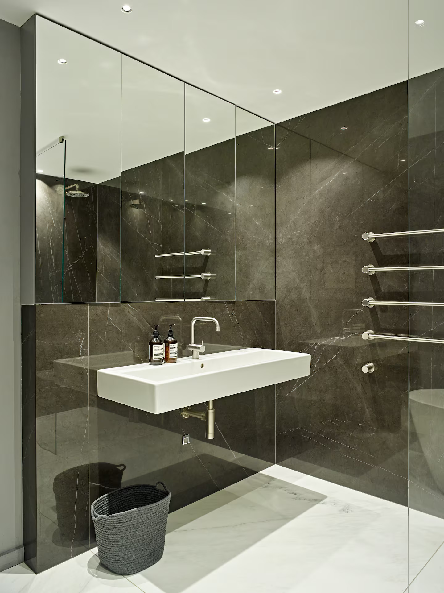 salle de bain marbre noir et marbre blanc
