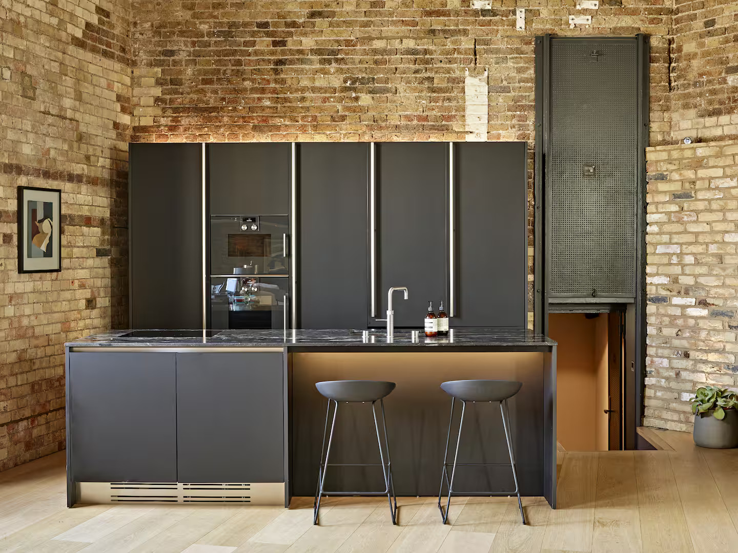 cuisine design noire murs de briques maison privée à Londres