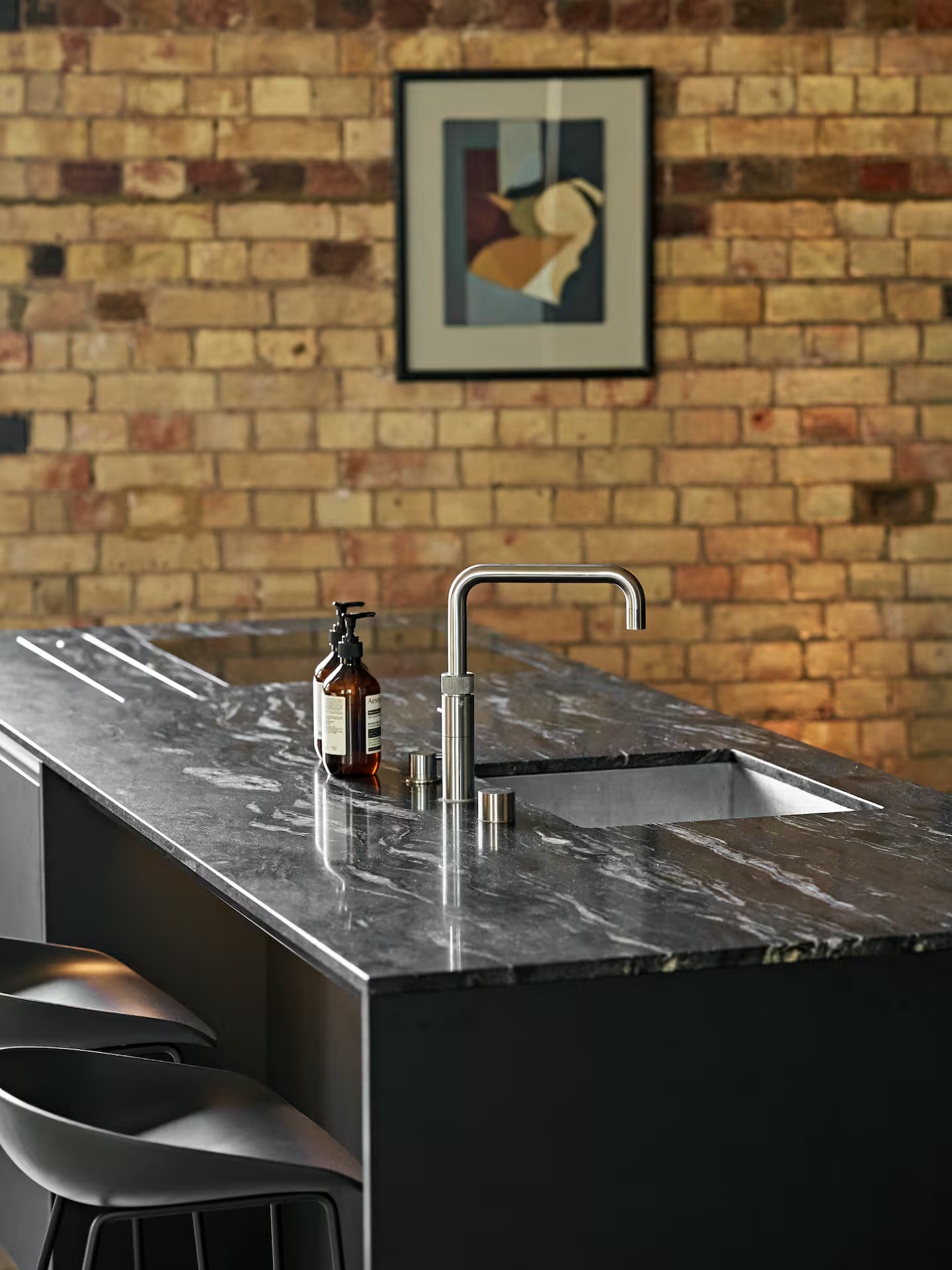 cuisine design noire et marbre murs de briques