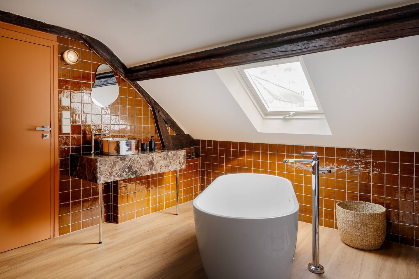 salle de bain contemoporaine mansardée avec poutres