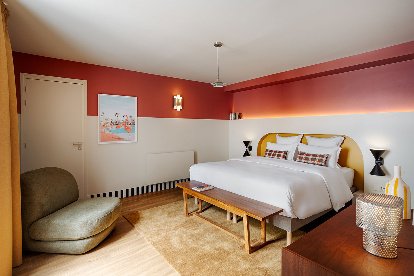 chambre murs blancs et terracotta