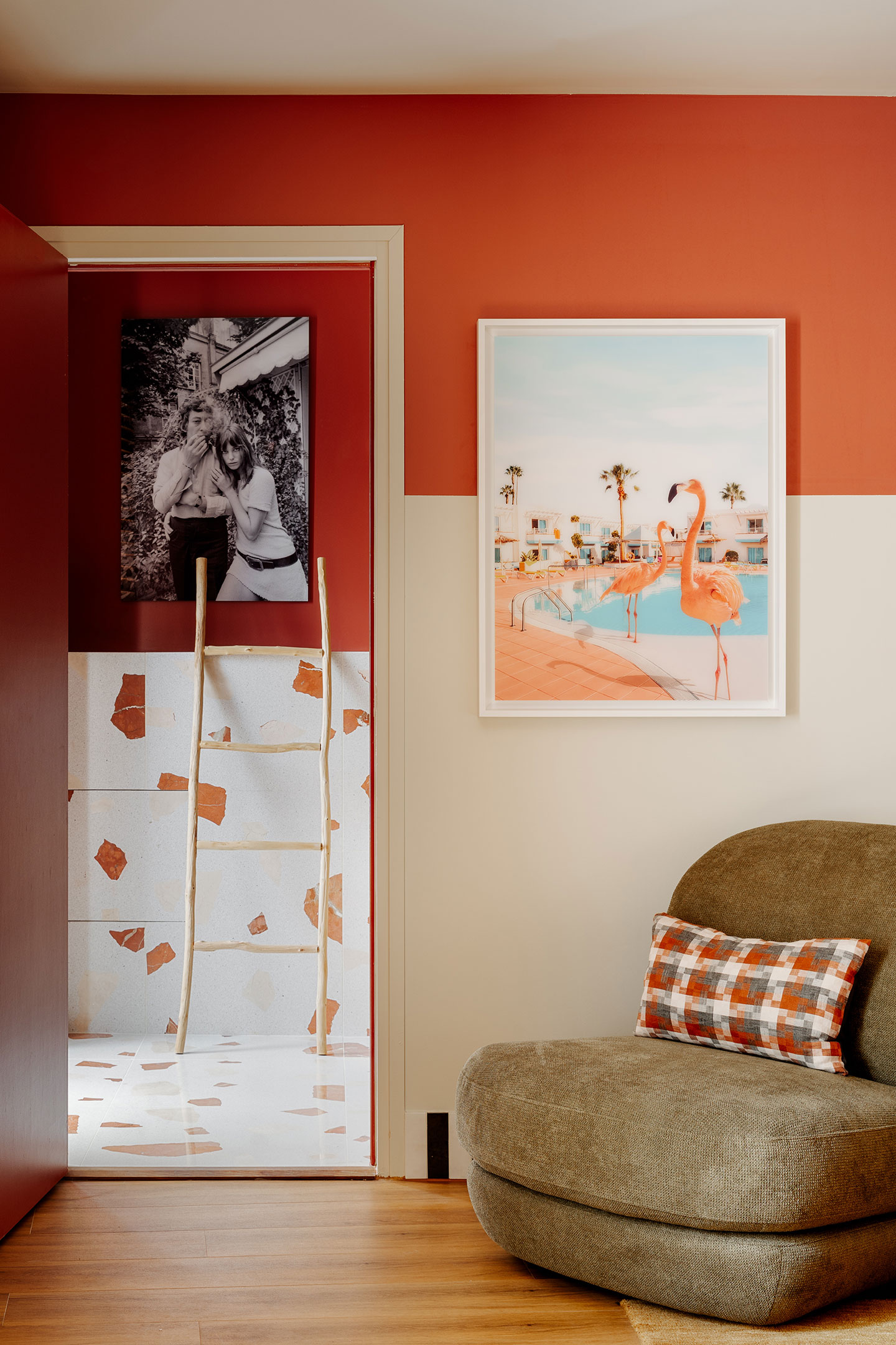 chambre murs blancs et terracotta avec salle de bain terrazzo