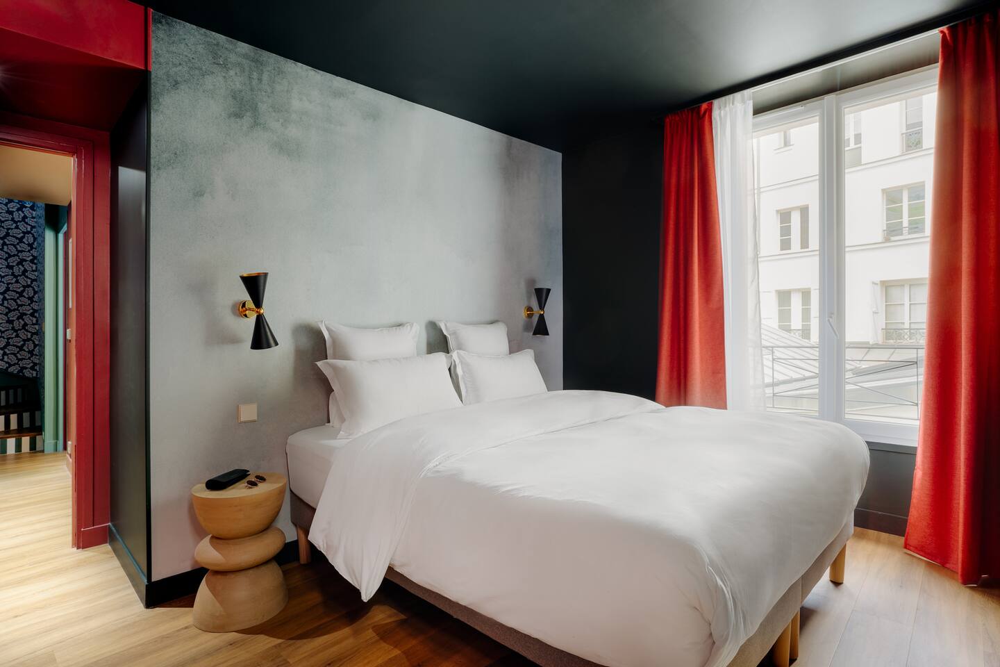 chambre décoration contemporaine grise et rouge