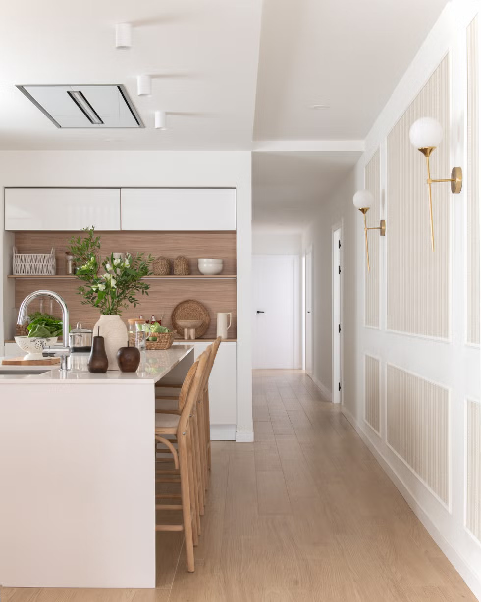cuisine ouverte blanche et bois avec îlot décoration naturelle