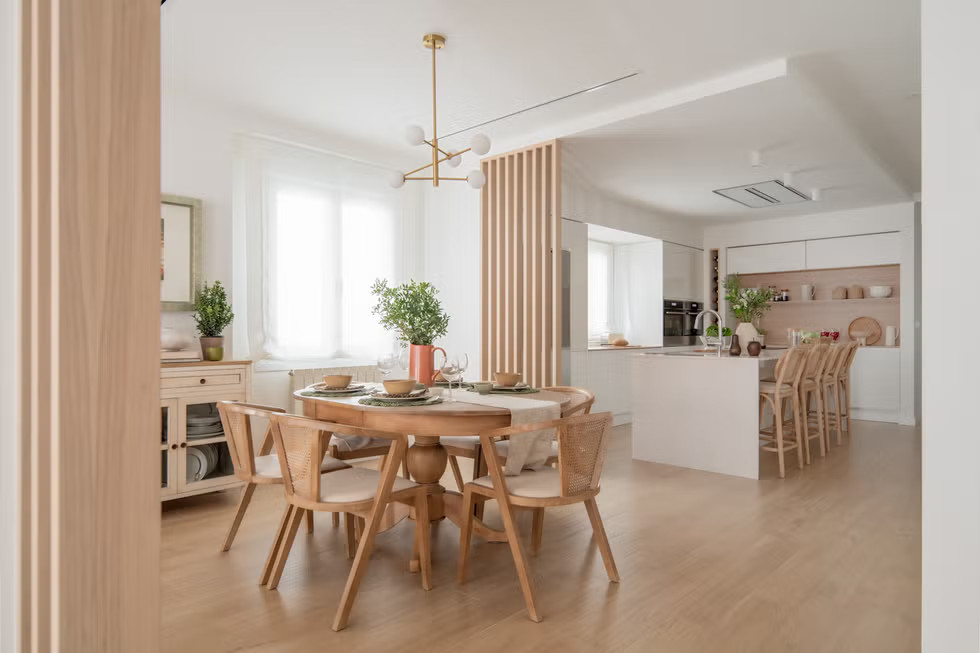 cuisine ouverte et salle à manger bois clair décoration contemporaine