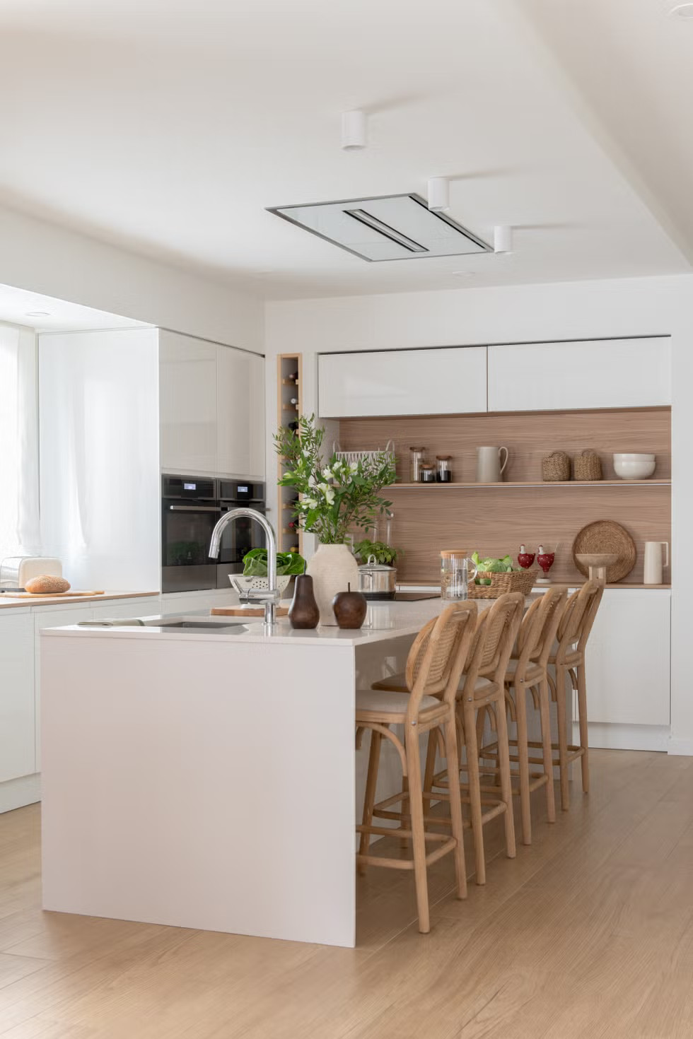 cuisine ouverte blanche avec îlot décoration naturelle
