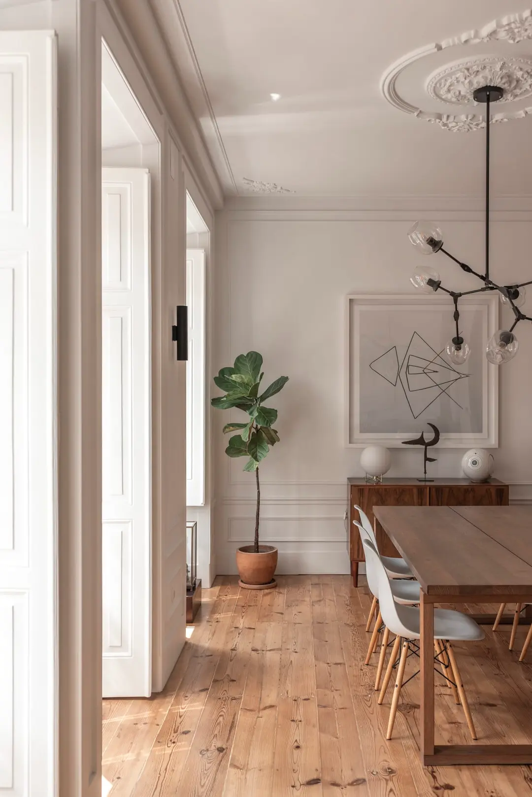 salle à manger avec moulures décoration design appartement rénové