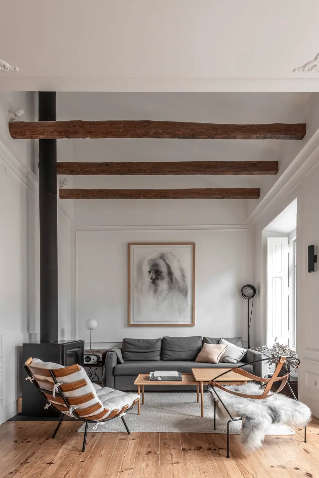 salon avec poutres et moulures décoration design appartement rénové