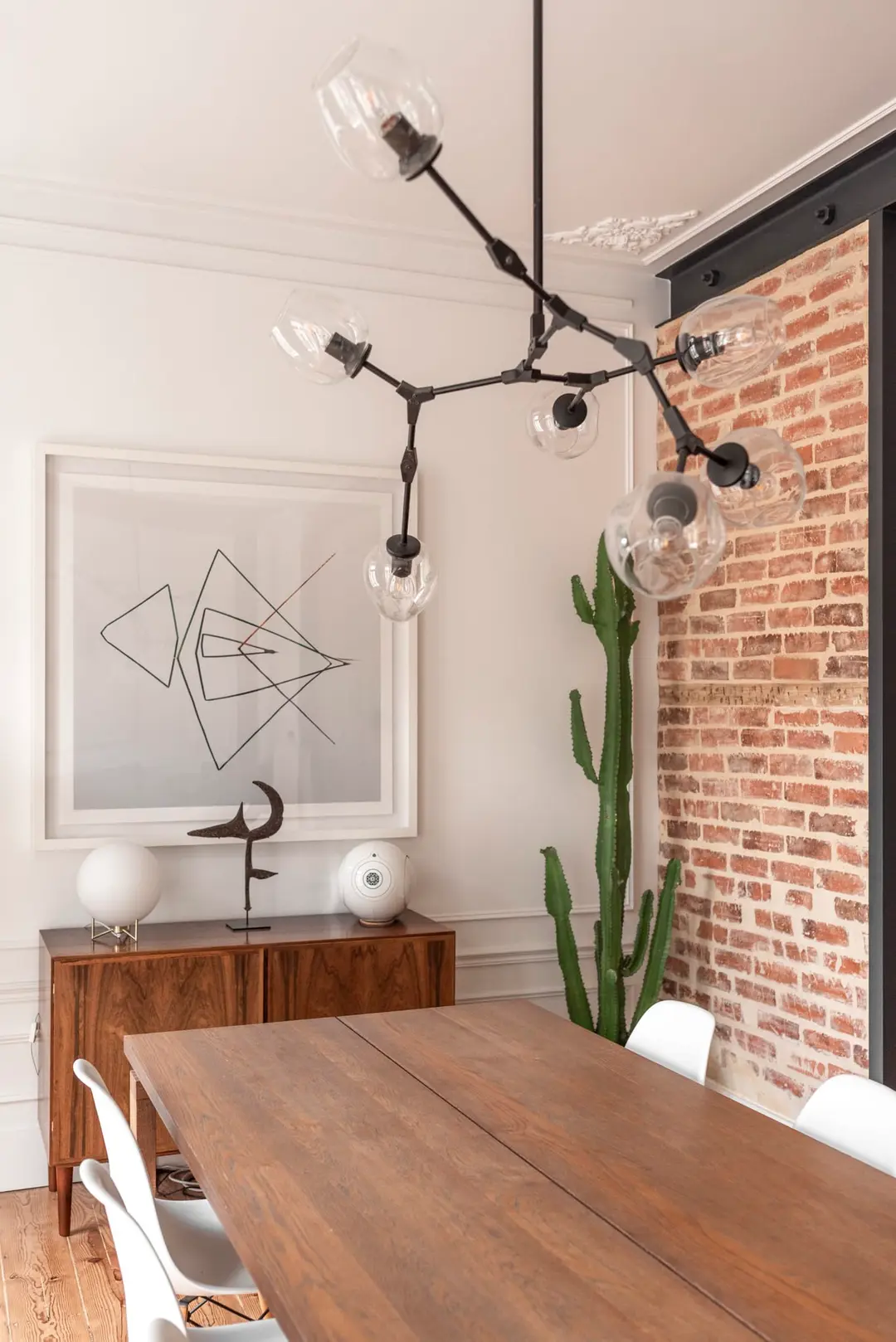 salle à manger avec briques et moulures décoration design appartement rénové