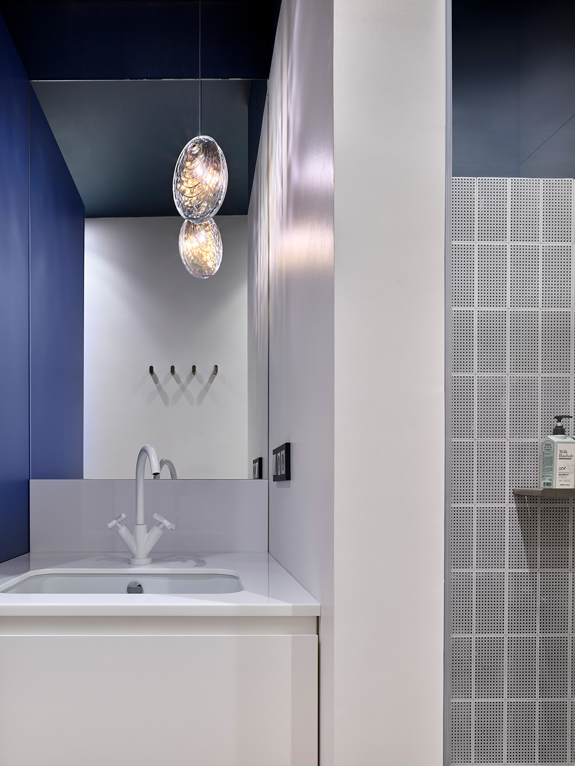 salle de bain grise et bleu 