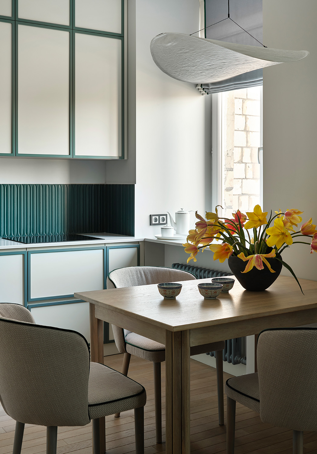 cuisine ouverte meubles blancs et vert émeraude appartement 75m2