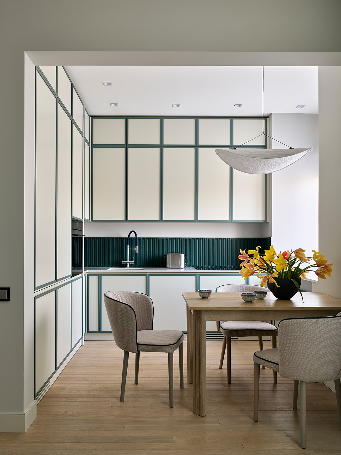cuisine ouverte meubles blancs et vert émeraude appartement 75m2