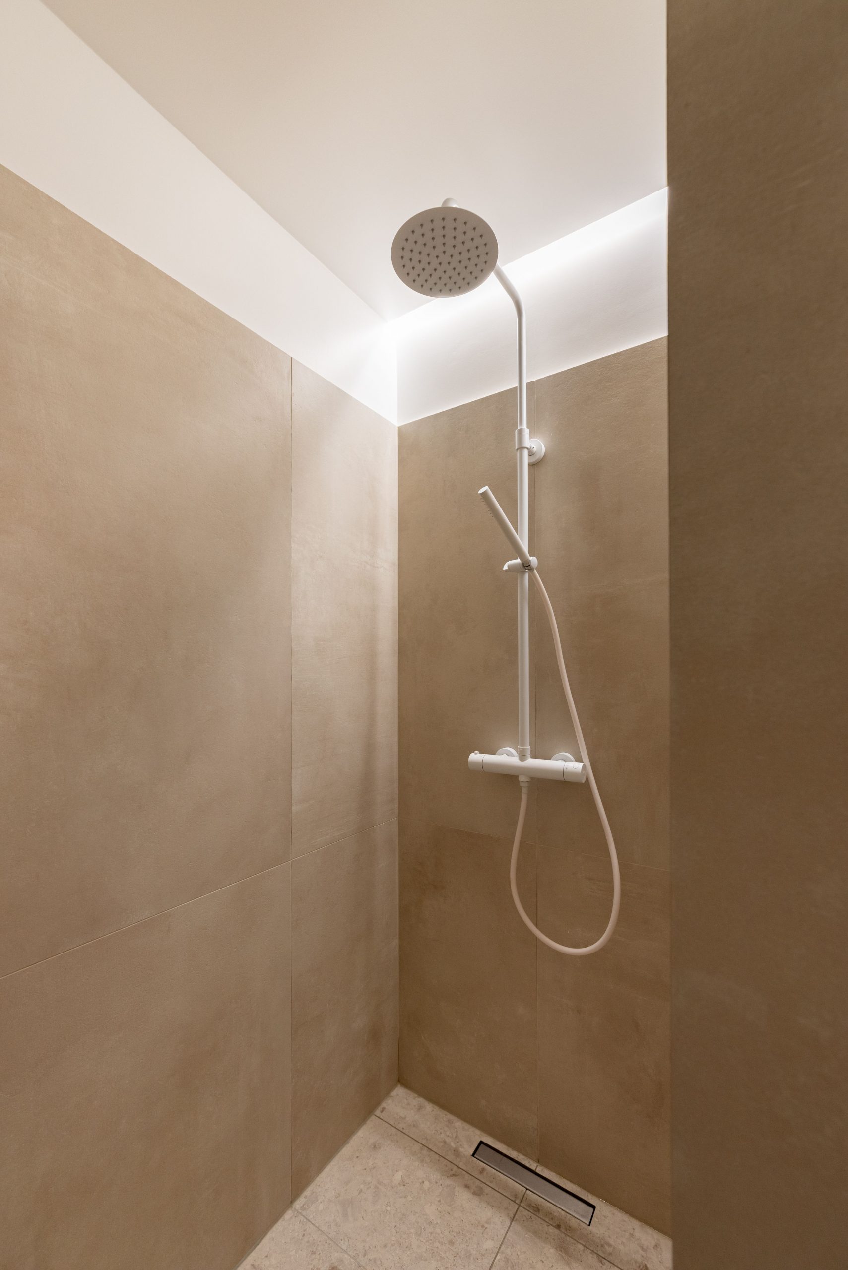 salle de bain bois et marbre beige décoration contemporaine photo ©Cassandre Favaro salle de bain bois et marbre beige décoration contemporaine photo ©Cassandre Favaro