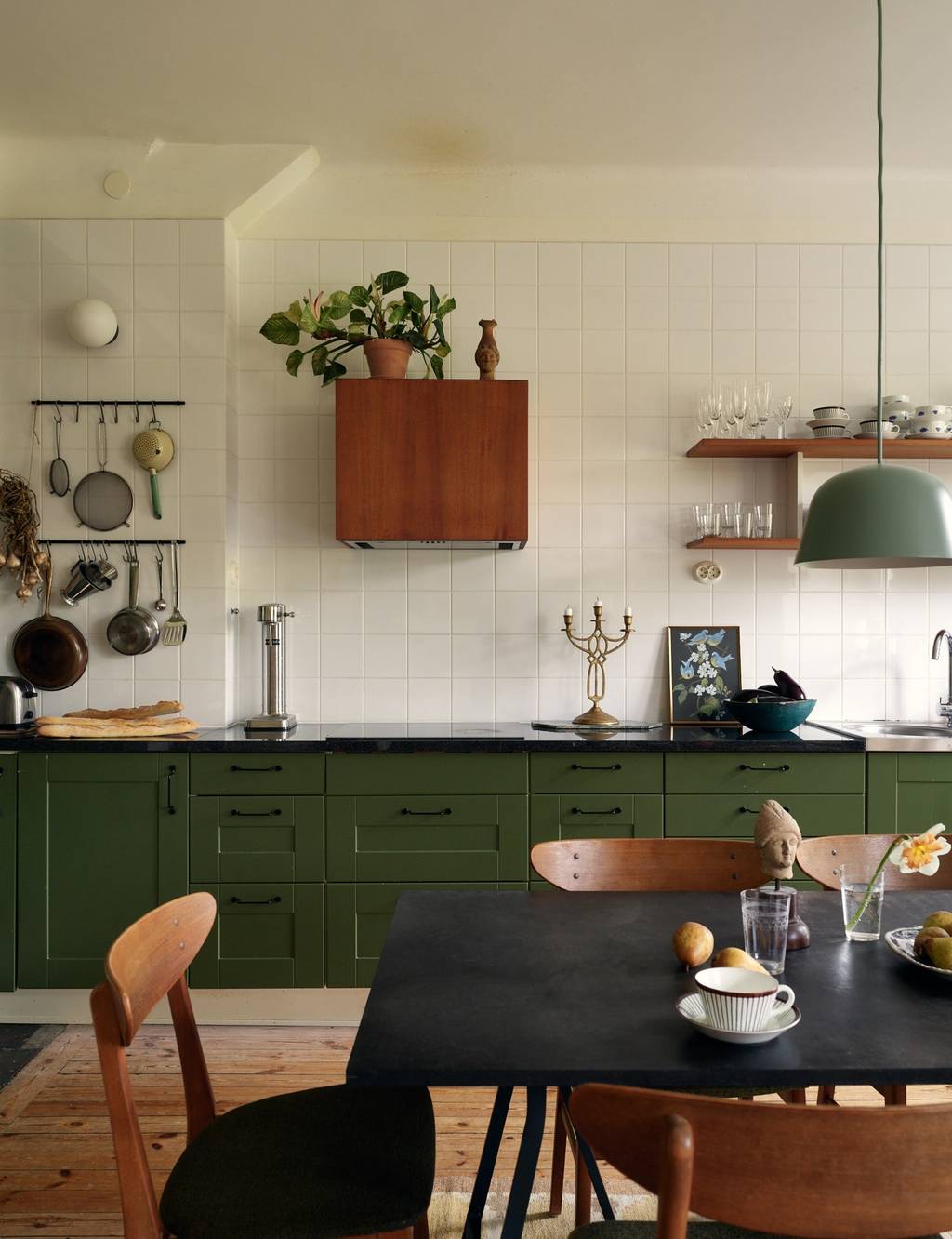 cuisine vert foncé décoration vintage appartement 92m2 cuisine vert foncé décoration vintage appartement 92m2