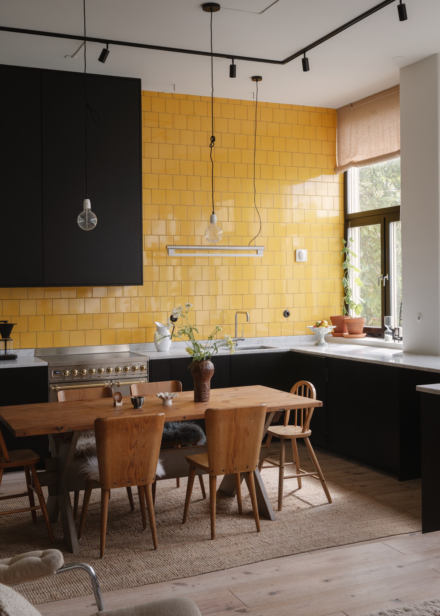 cuisine noire carrelage jaune appartement dans ancienne école