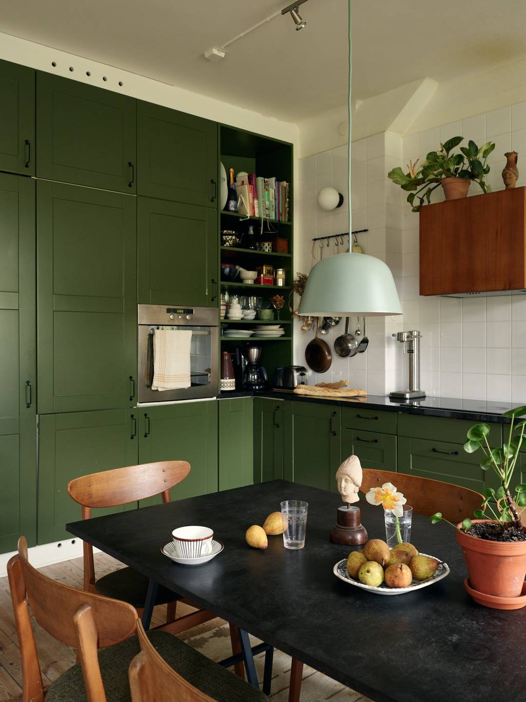 cuisine vert foncé décoration vintage appartement 92m2 cuisine vert foncé décoration vintage appartement 92m2