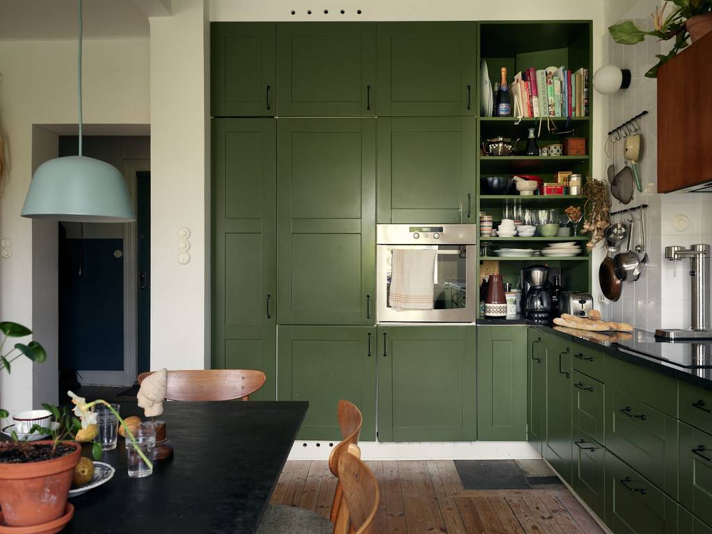cuisine vert foncé décoration vintage appartement 92m2 cuisine vert foncé décoration vintage appartement 92m2