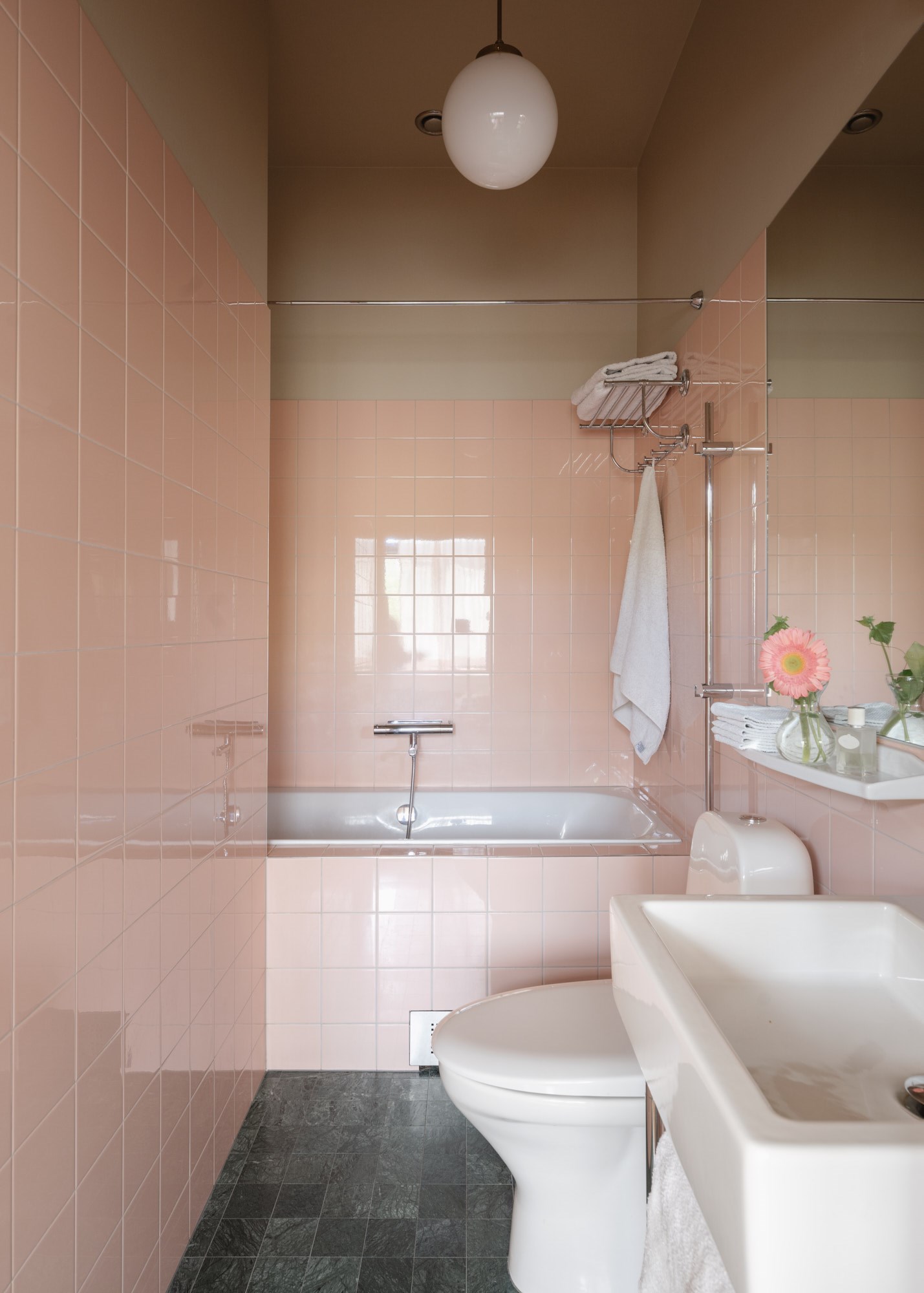 salle de bain rose