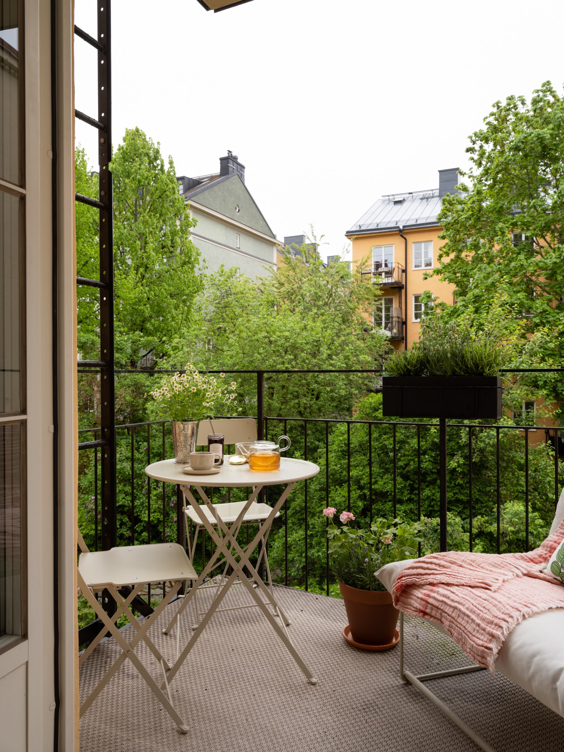 balcon sur cour verdoyante