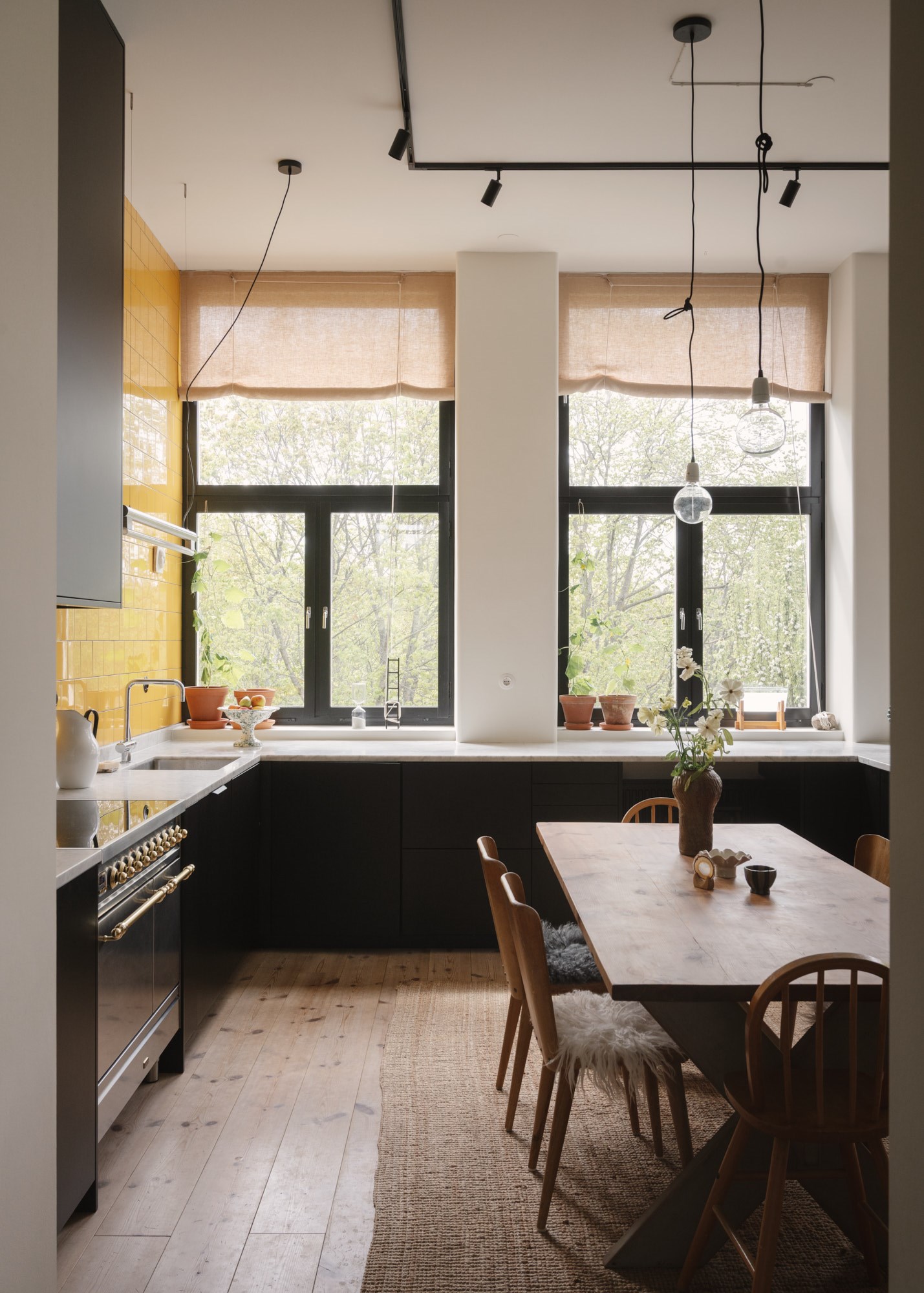 cuisine noire carrelage jaune appartement dans ancienne école