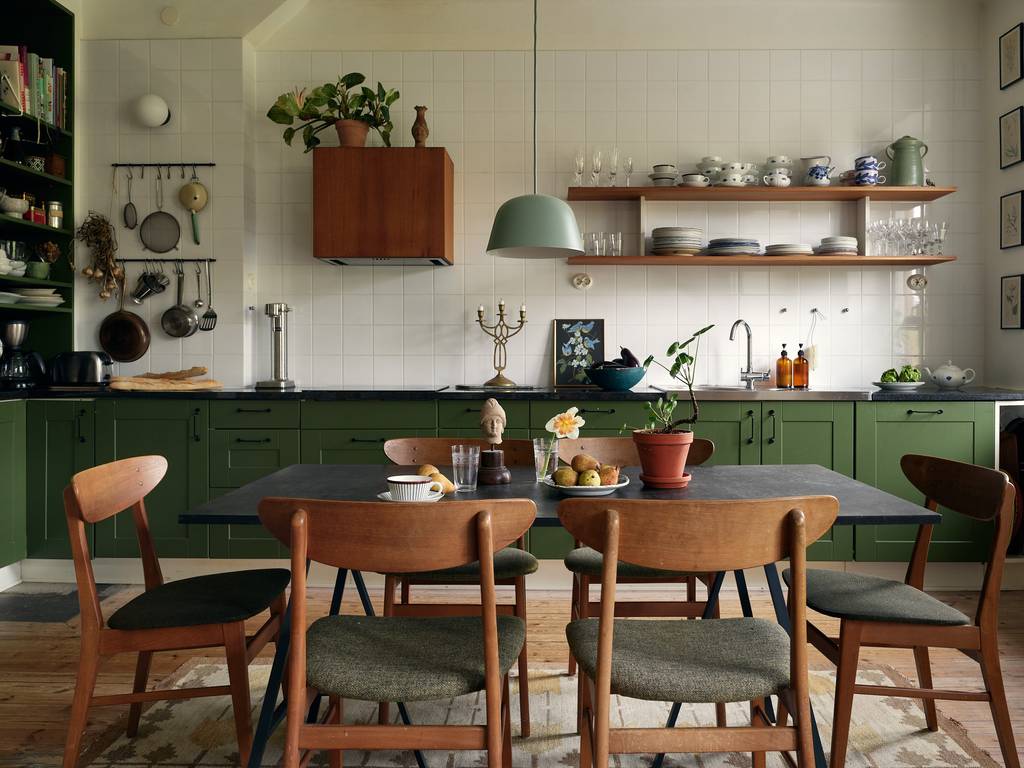 cuisine vert foncé décoration vintage appartement 92m2 cuisine vert foncé décoration vintage appartement 92m2
