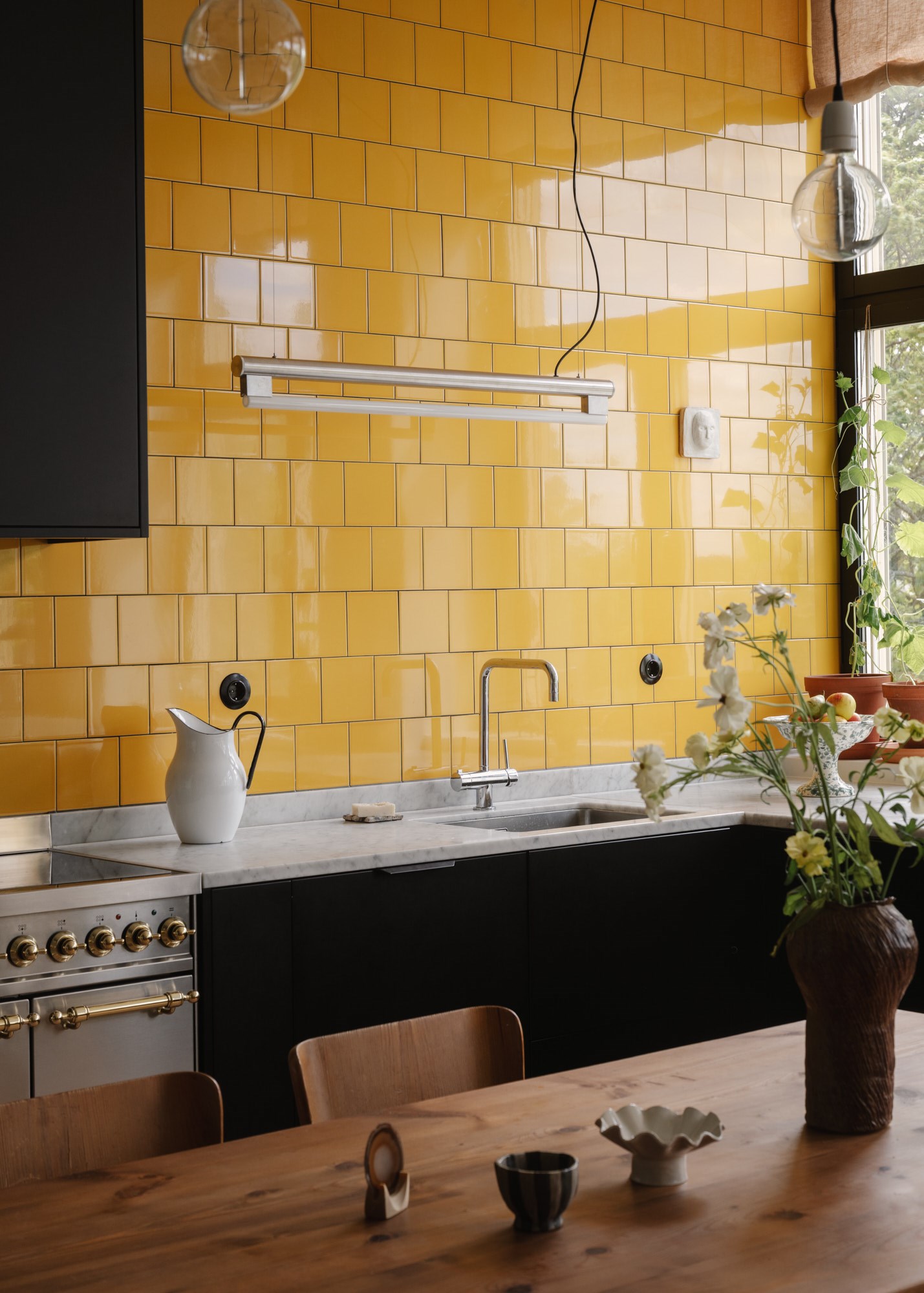 cuisine noire carrelage jaune appartement dans ancienne école