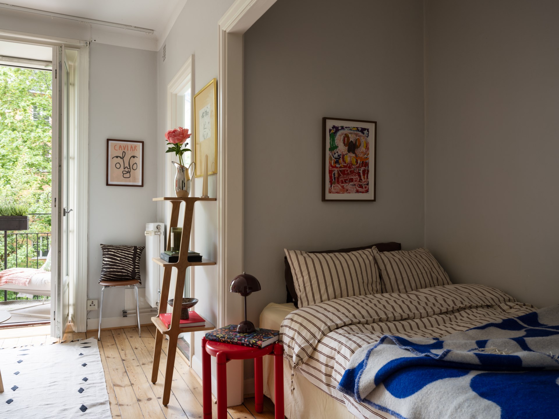 salon avec lit dans alcôve et balcon studio 27m2