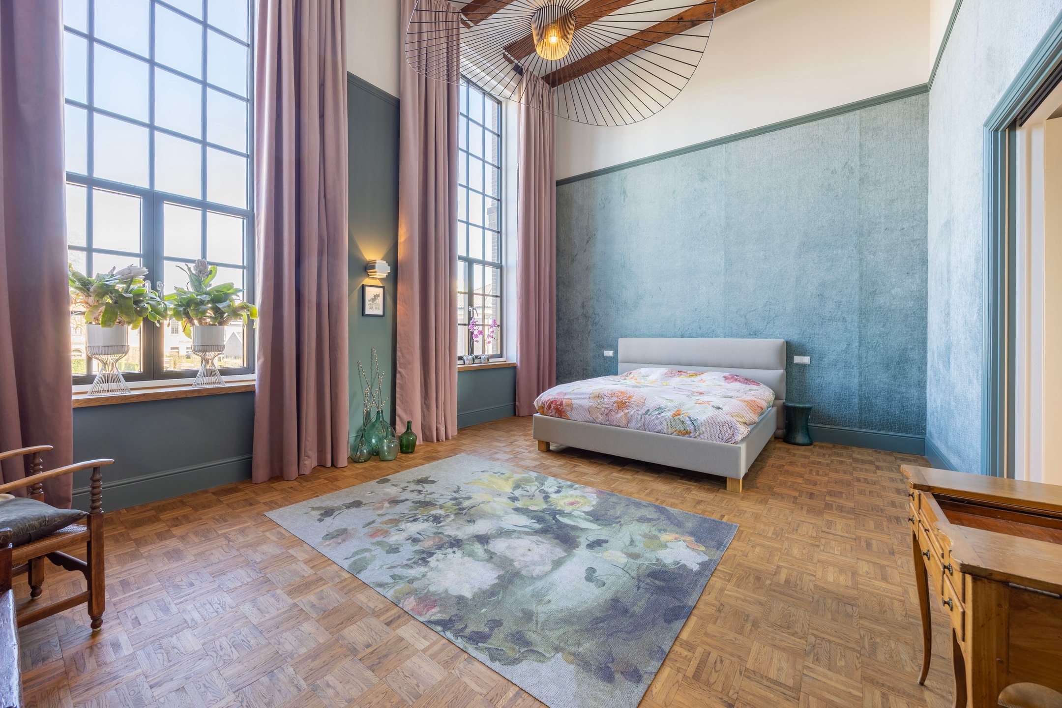 chambre décoration bleue hauts plafonds et poutres chambre décoration bleue hauts plafonds et poutres