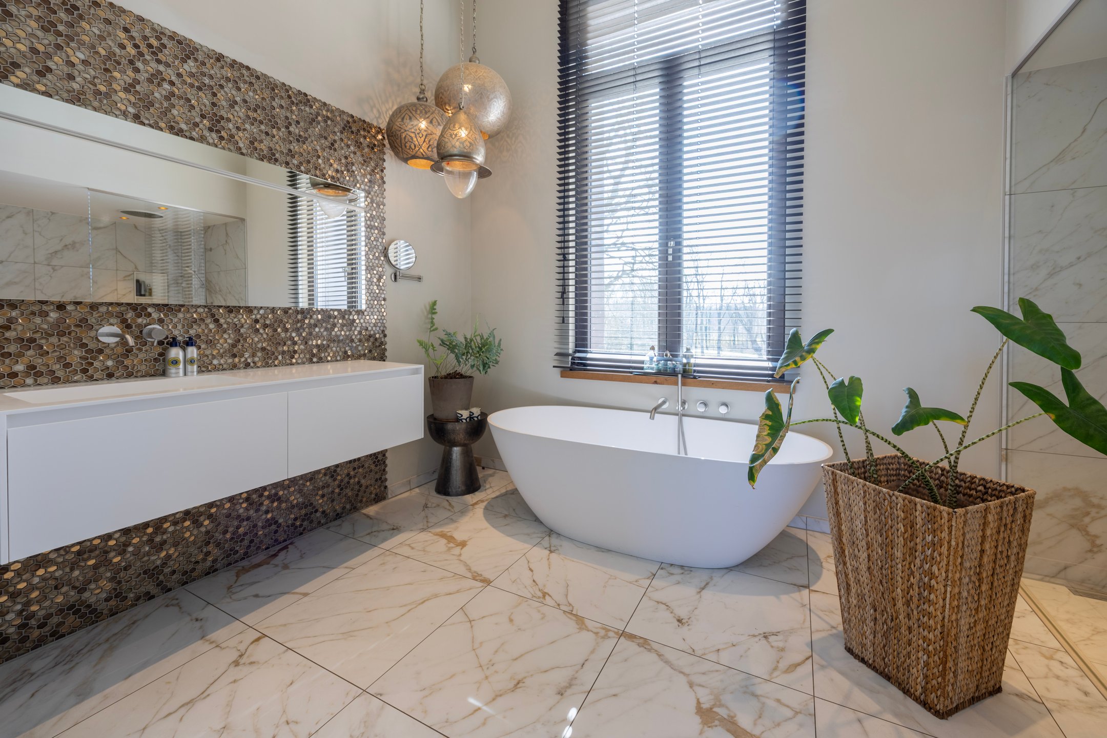 salle de bain design avec fenêtre et baignoire îlot salle de bain design avec fenêtre et baignoire îlot