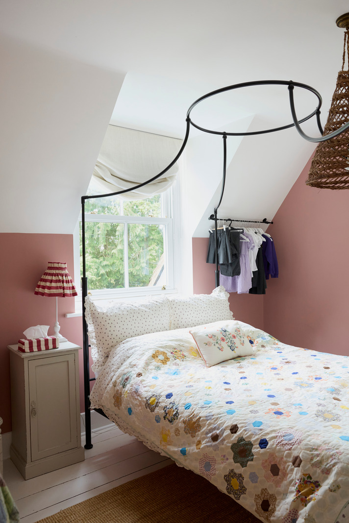 chambre mansardée rose