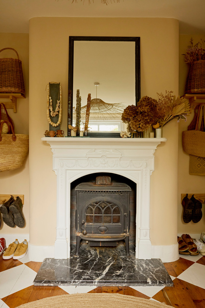 salon avec cheminée décoration rustique chic maison anglaise