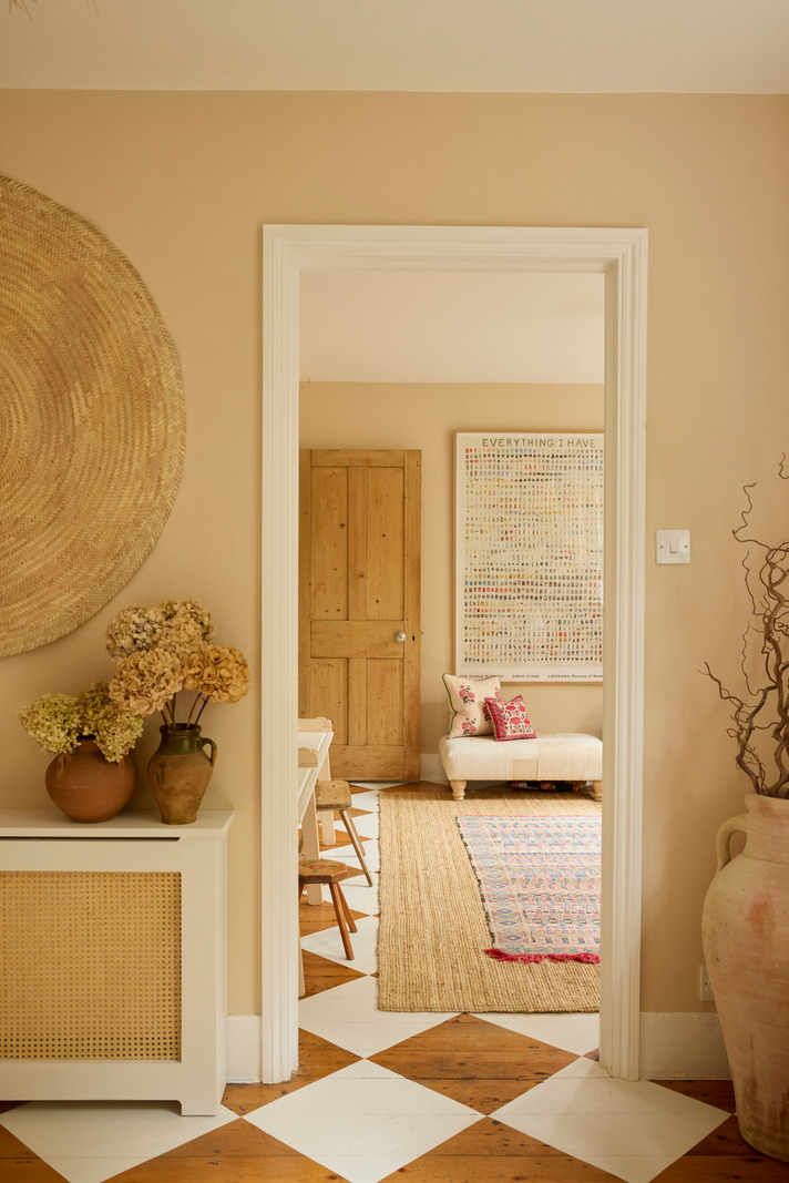 salon avec sol à damier peint sur parquet décoration rustique chic maison anglaise