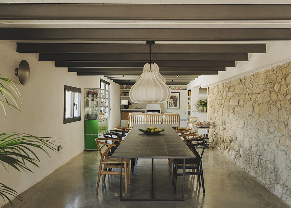 salle à manger avec poutres et sol béton ciré maison en pierres rénovée