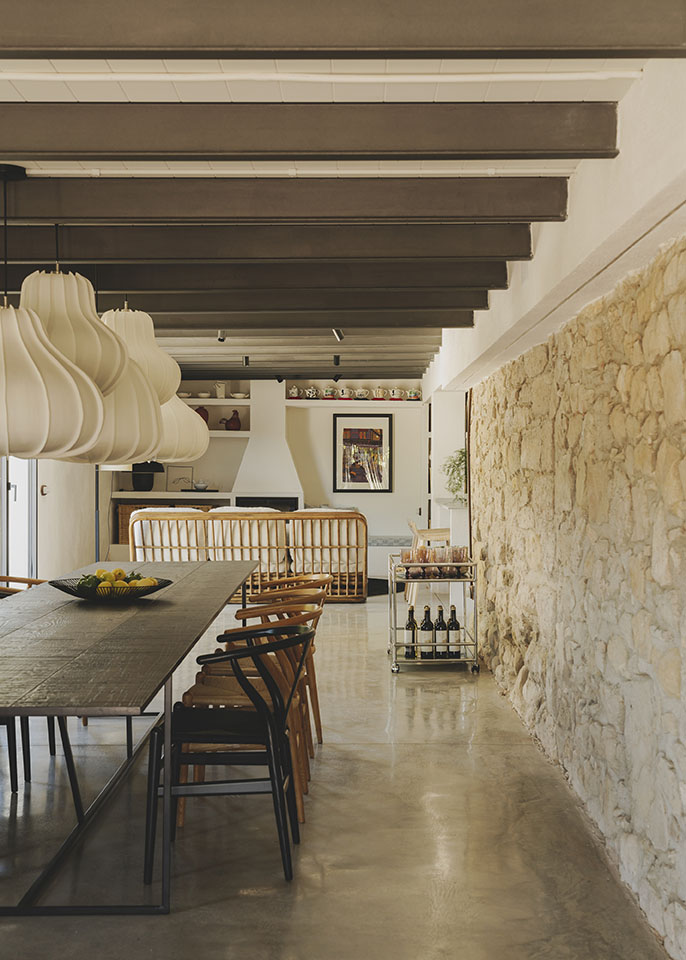 salle à manger avec poutres et sol béton ciré maison en pierres rénovée