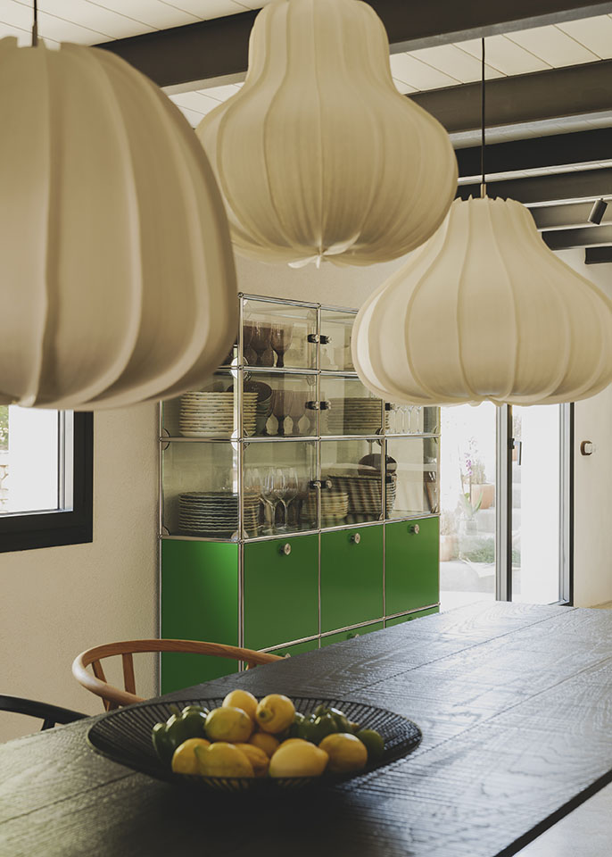 salle à manger avec poutres et sol béton ciré maison en pierres rénovée
